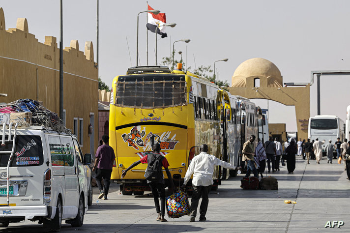 عشرات الآلاف من السودانيين عبروا إلى مصر في شهرين بسبب الصراع 