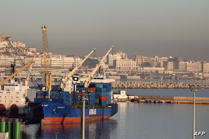 A general view shows the port in Algiers at sunrise on December 6, 2017. (Photo by LUDOVIC MARIN / AFP)