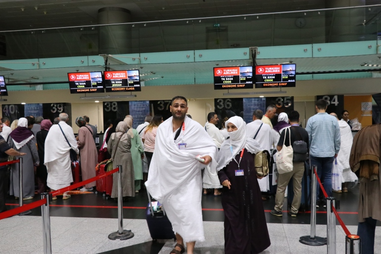 ودّع 292 حاجا في مطار عدنان مندريس بولاية إزمير غربي تركيا أقاربهم وعائلاتهم قبيل صعودهم الطائرة للتوجه إلى الأراضي المقدسة لإداء مناسك الحج. وبعد توديعهم في مشاهد سيطرت عليها مشاعر الفرح، انطلقت الطائرة بحجاج بيت الله الحرام متوجهة إلى مدينة جدة السعودية. ( Metin Aydemir - وكالة الأناضول )