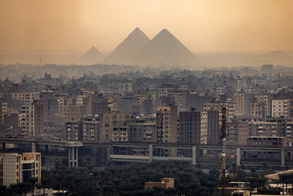 “تغليف الهرم” كما كان في زمنه.. “هدية مصر إلى العالم” تثير جدلا واسعا