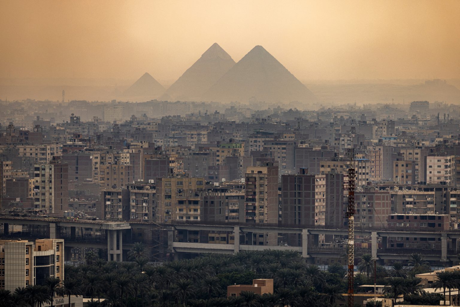 “تغليف الهرم” كما كان في زمنه.. “هدية مصر إلى العالم” تثير جدلا واسعا