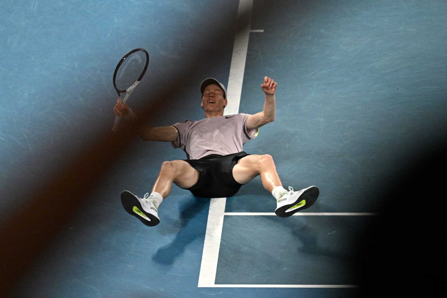 سينر “يعود من بعيد” ويتوج بطلا لأستراليا المفتوحة