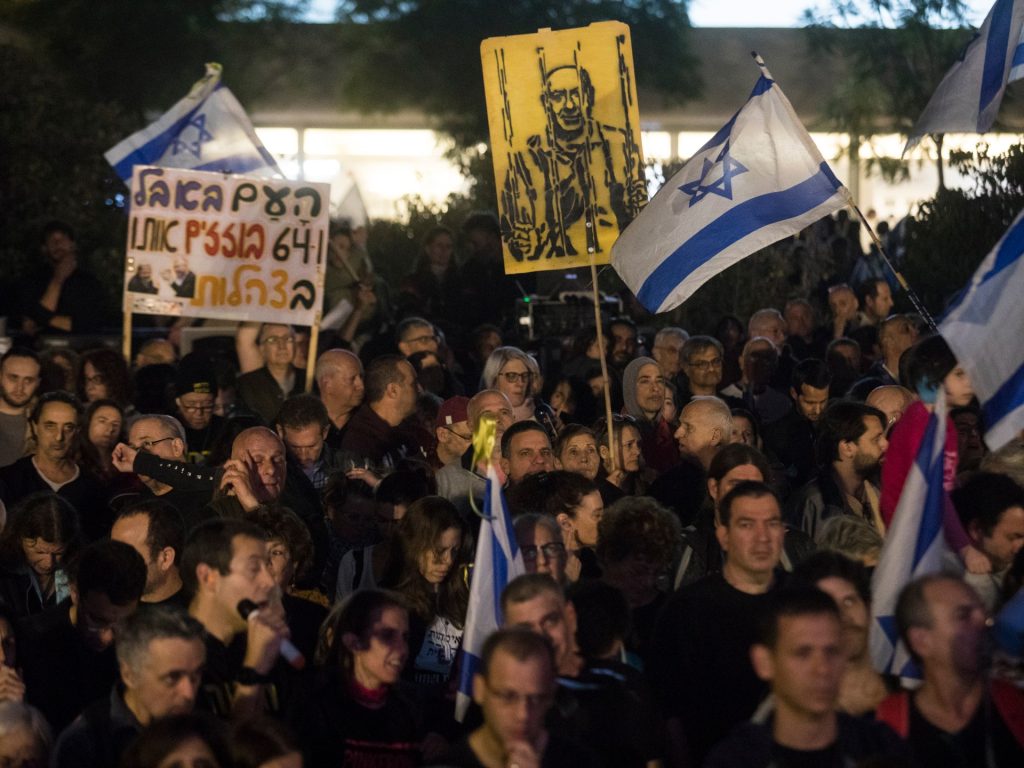 نيويورك تايمز: نتنياهو فقد ثقة شعبه وحلفائه ويمارس لعبة خبيثة