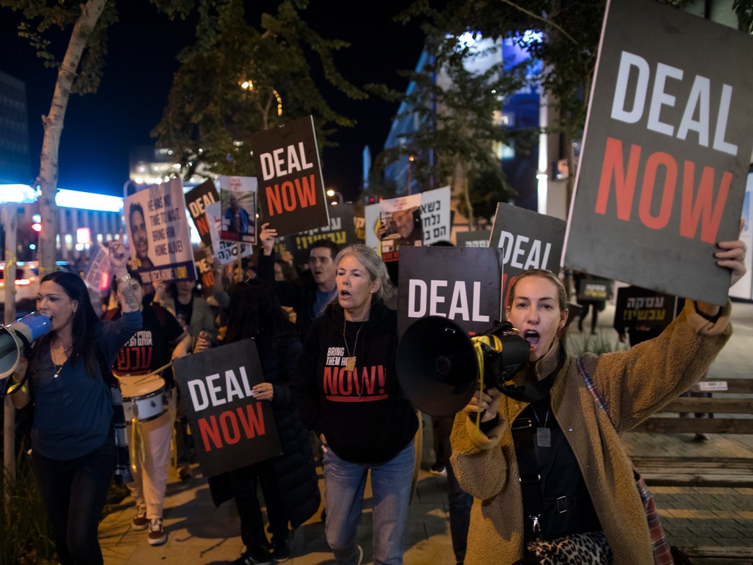 هآرتس تدعو إسرائيل لدفع ما ينبغي لإطلاق سراح المحتجزين