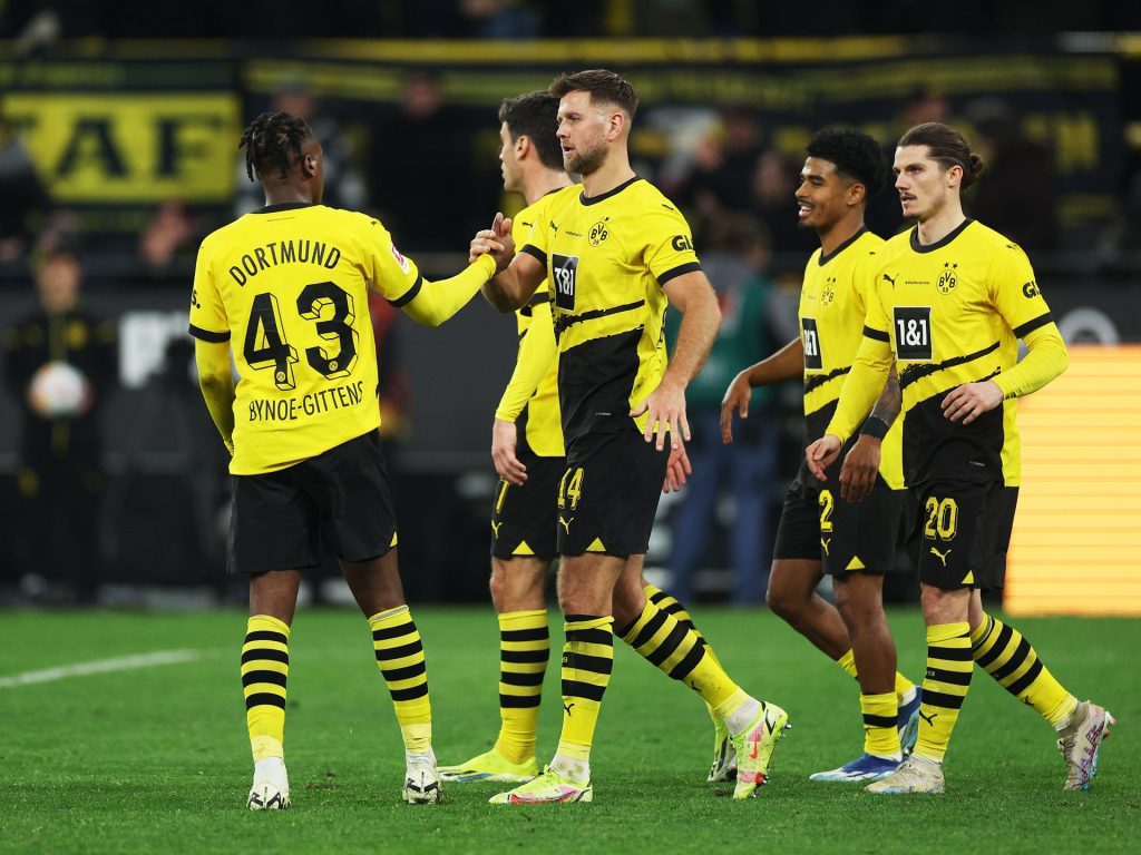 دورتموند يقتحم المربع الذهبي في البوندسليغا بثلاثية بمرمى بوخوم