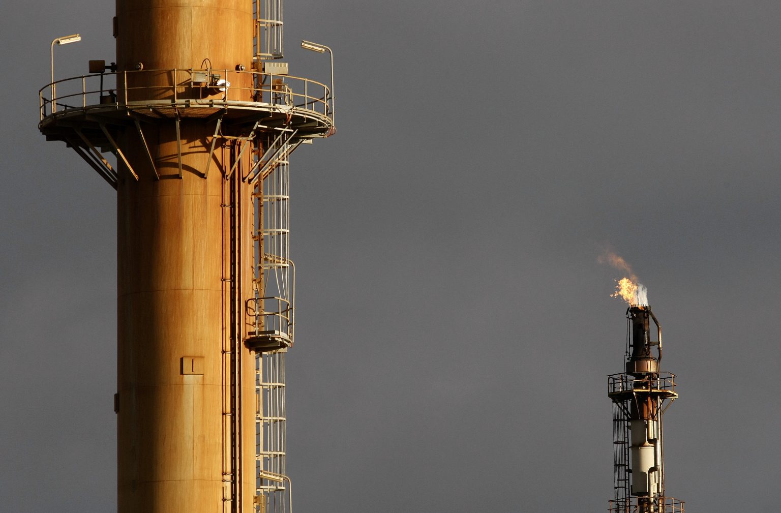 النفط يتراجع في التعاملات الآسيوية رغم تصاعد التوتر في الشرق الأوسط