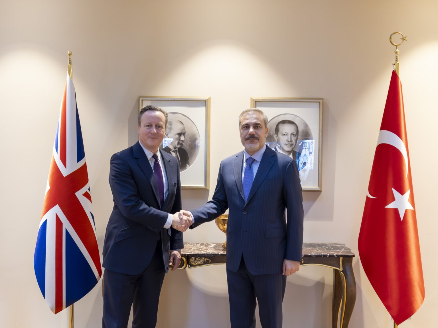 كاميرون يكشف عن تقدم لوقف القتال في غزة