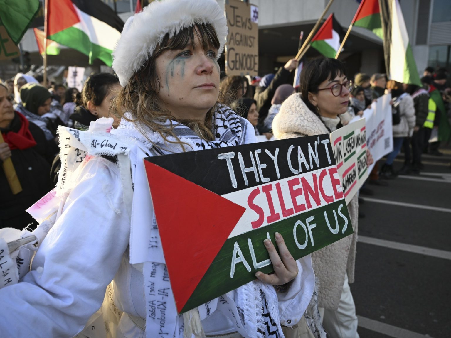 الآلاف يتظاهرون في أوروبا مطالبين بوقف العدوان على غزة