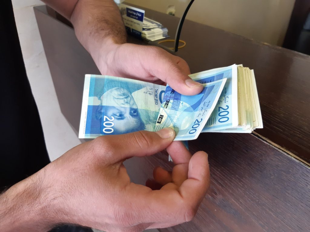 تحت وطأة الحرب على غزة.. الشركات الإسرائيلية تعارض رفع الحد الأجور