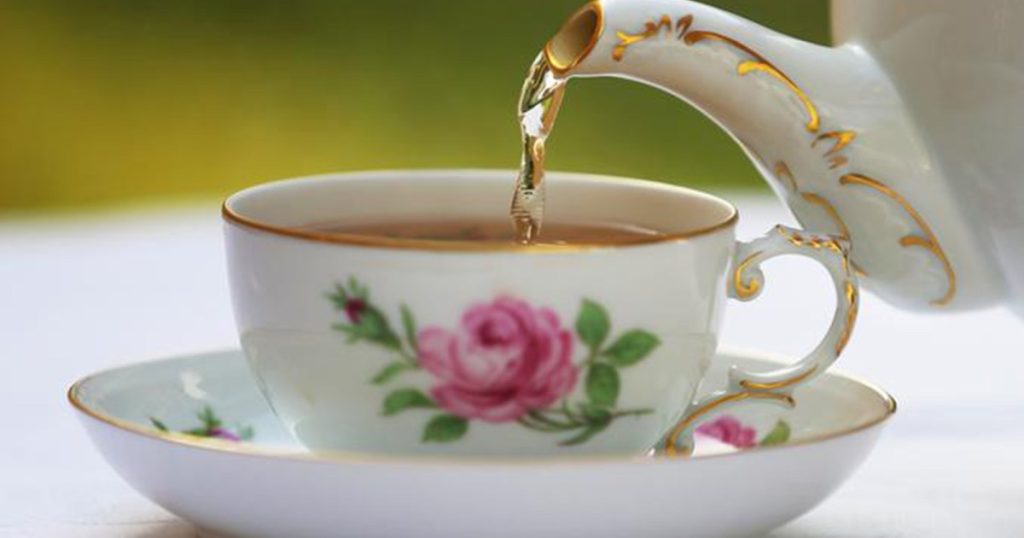 إضافة الملح إلى الشاي.. عالمة أميركية تغضب البريطانيين والسفارة الأميركية تتدخل للتهدئة