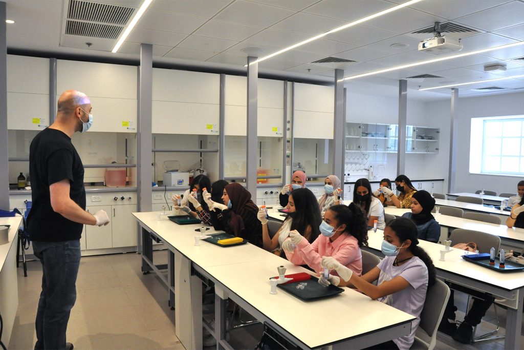 إسرائيل توظّف أجواء الحرب للسيطرة على تعليم فلسطينيي الداخل