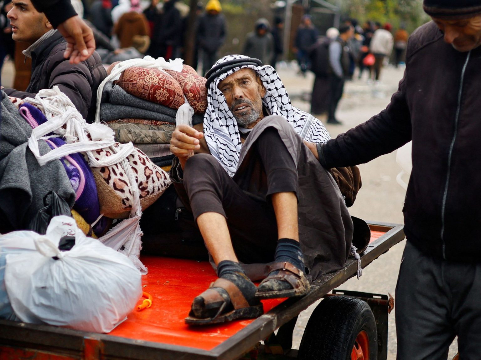 معارك مستمرة بخان يونس وتحذيرات من نقص الإمدادات لمستشفى ناصر