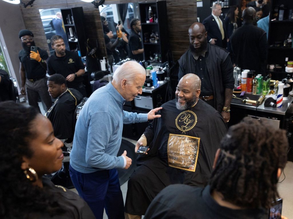 بايدن يسعى لتعزيز حظوظه بين الناخبين السود وترامب ينتقد مشروع قانون الحدود