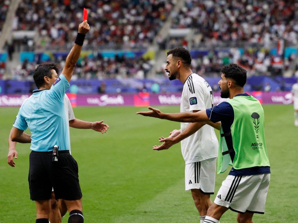 هل طرد العراقي أيمن حسين في مباراة الأردن صحيح؟