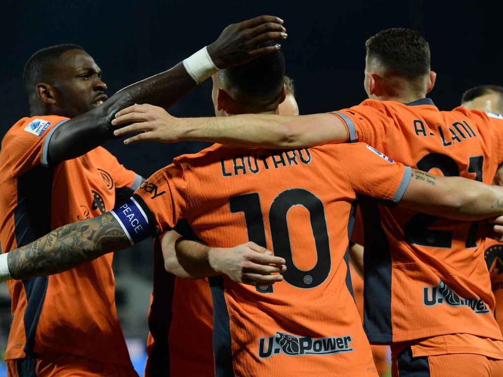 إنتر ميلان يهزم فيورنتينا ويتمسك بصدارة الدوري الإيطالي