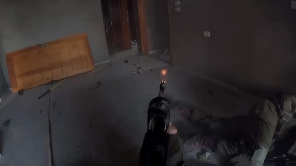 شاهد.. كاميرا جندي إسرائيلي تكشف ضراوة الاشتباكات في غزة