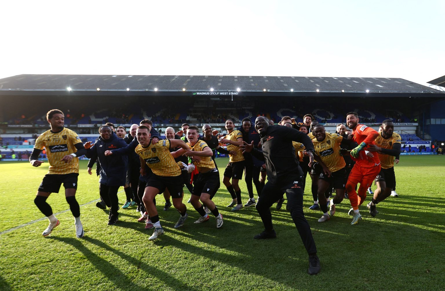 لا هواة ولا محترفون.. سحر “ميدستون” في كأس الاتحاد الإنكليزي