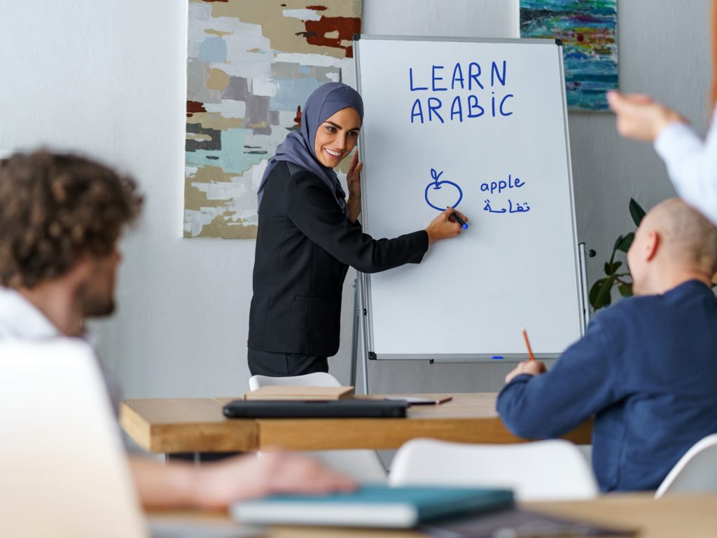 القراءة بالعربية لغير الناطقين بها.. بين إتقان المبنى وفهم المعنى