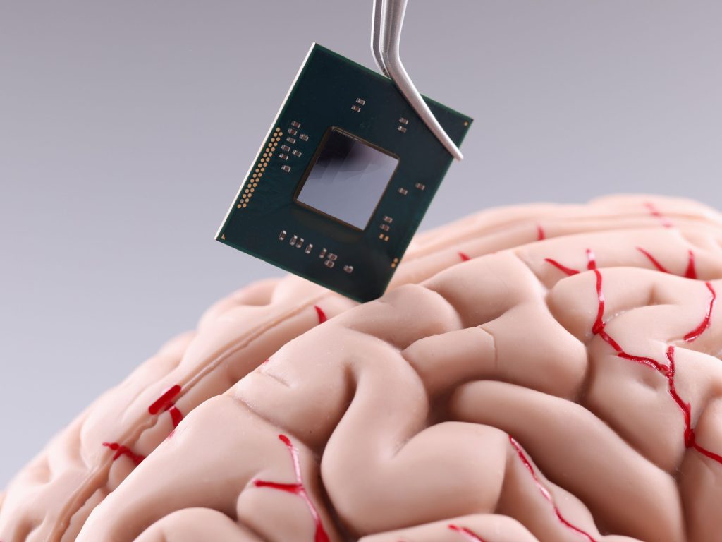 اختراع طبي أم تهديد للبشرية؟.. مغردون يعلقون على زراعة أول شريحة بدماغ إنسان