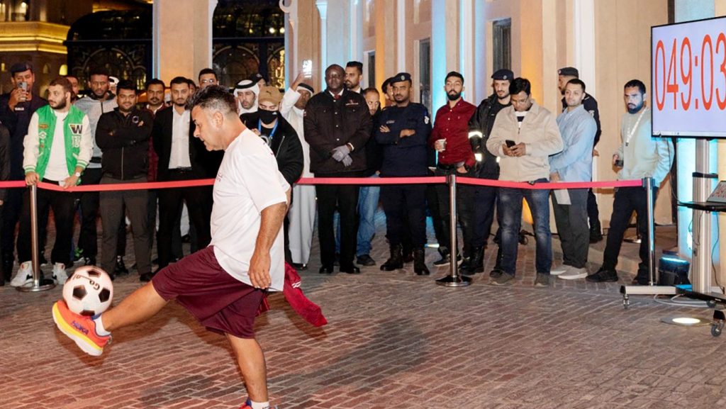 شاهد- ضمن فعاليات كأس آسيا في قطر.. هاوٍ برازيلي يحطم رقمه القياسي لـ”تنطيط الكرة”