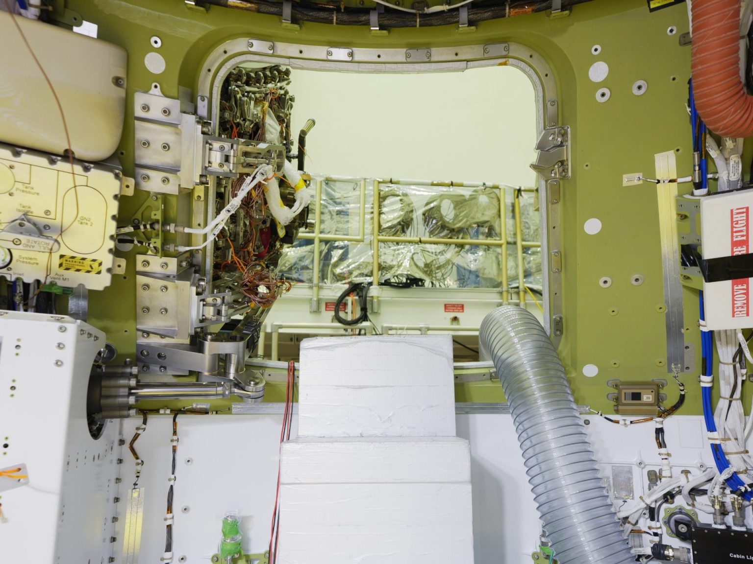 صور من داخل المركبة الفضائية التي ستعيد البشر إلى القمر