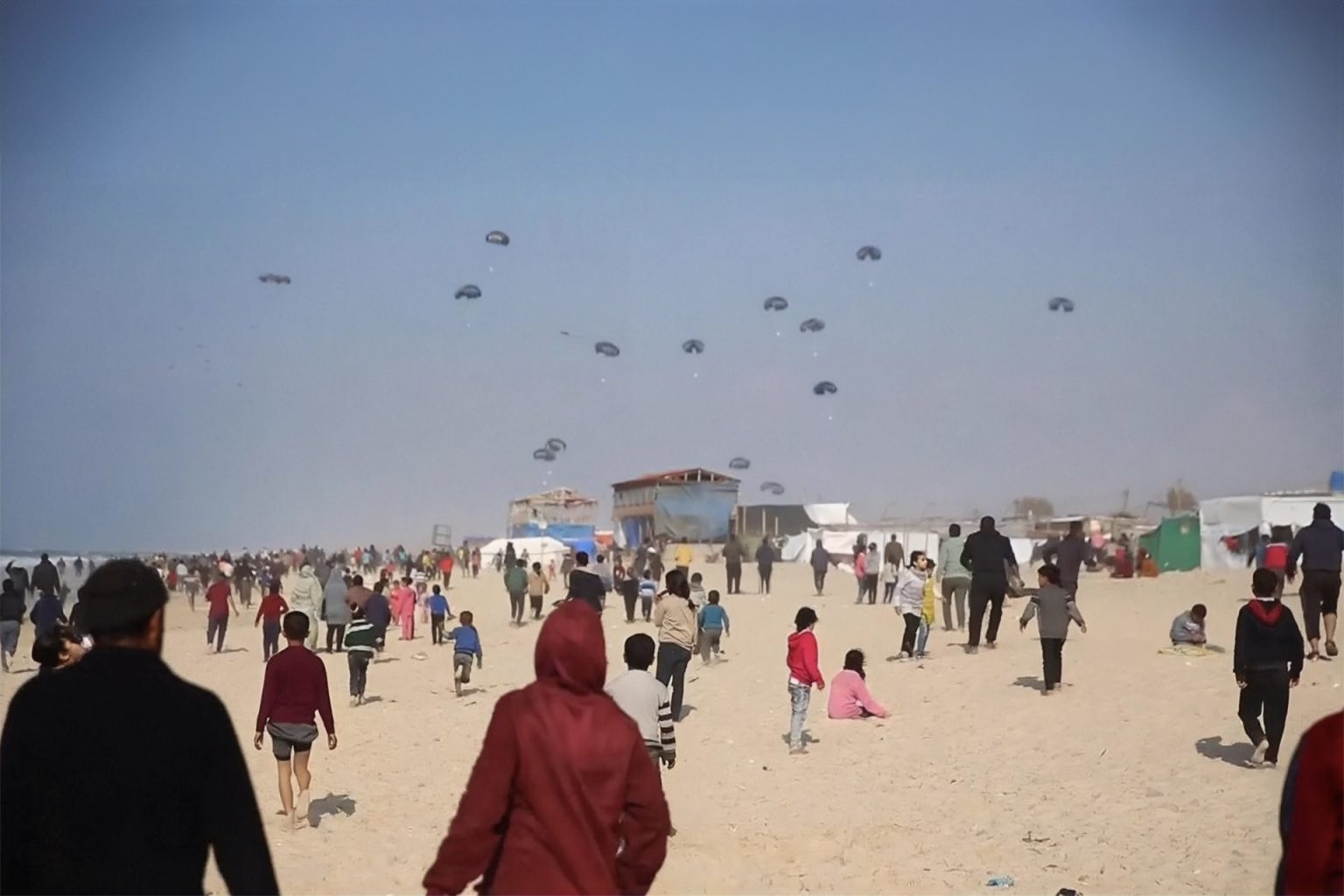 مغردون: أين شمال غزة من عمليات الإنزال الجوي للمساعدات؟