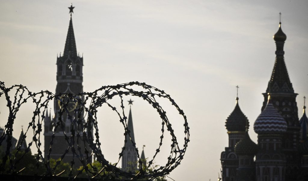 بسبب أوكرانيا ونافالني.. واشنطن تتوعد موسكو بـ “مئات” العقوبات