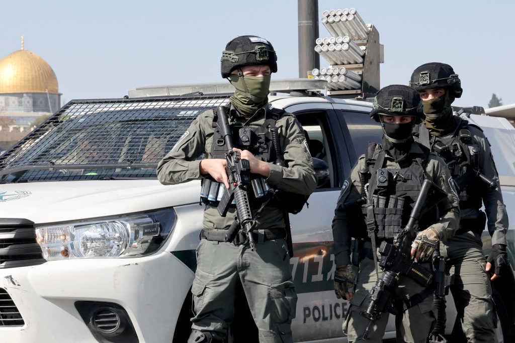 مقتل إسرائيلي وإصابة 8 في هجوم بإطلاق النار قرب القدس