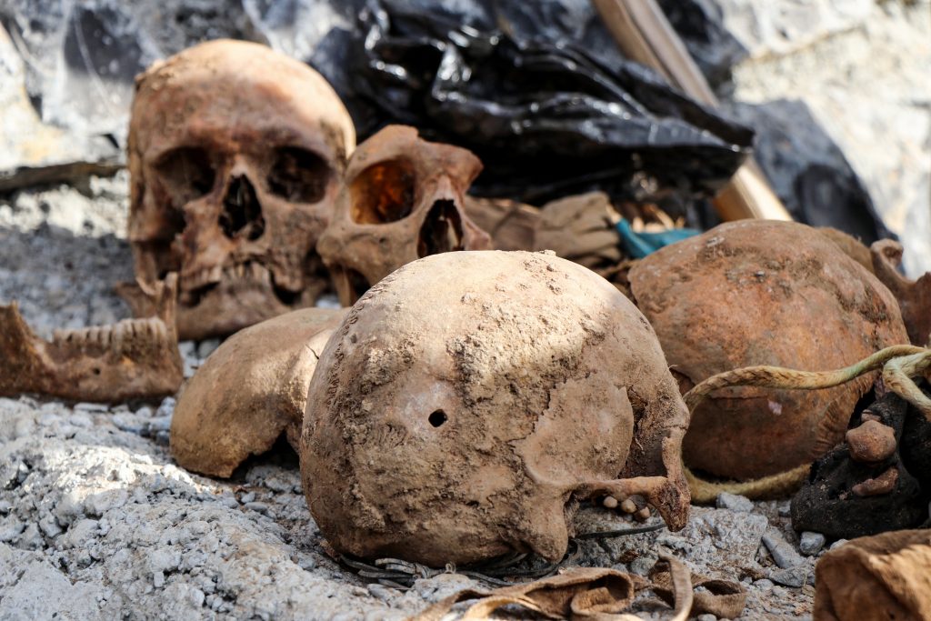 “وحشية لن ينساها التاريخ”.. اكتشاف رفات 100 شخص بمقبرة في أفغانستان