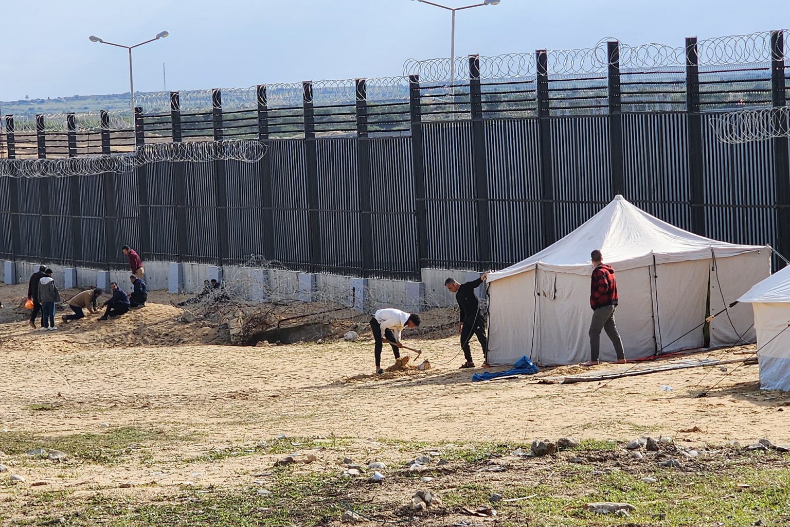 نازحون يغادرون مدينة رفح وسط مخاوف من عملية برية