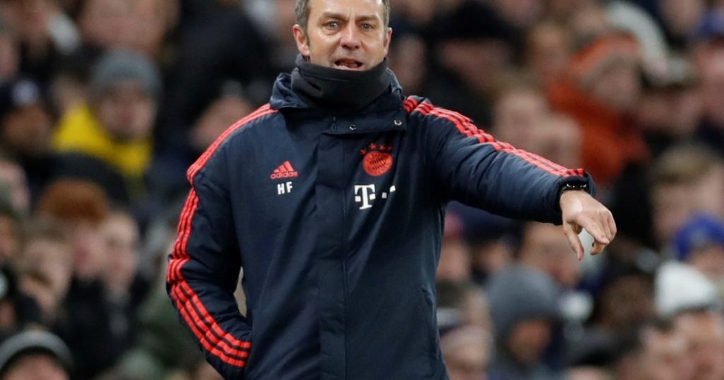 ما سر وجود وكيل مدرب ألمانيا السابق في مدرجات برشلونة؟