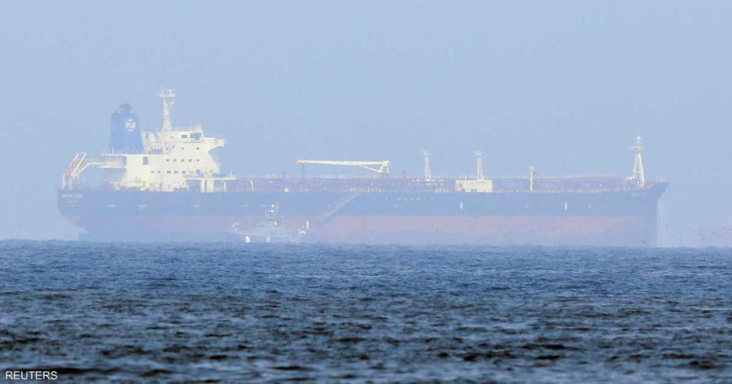 هجوم صاروخي على سفينة قبالة اليمن ونشوب حريق على متنها