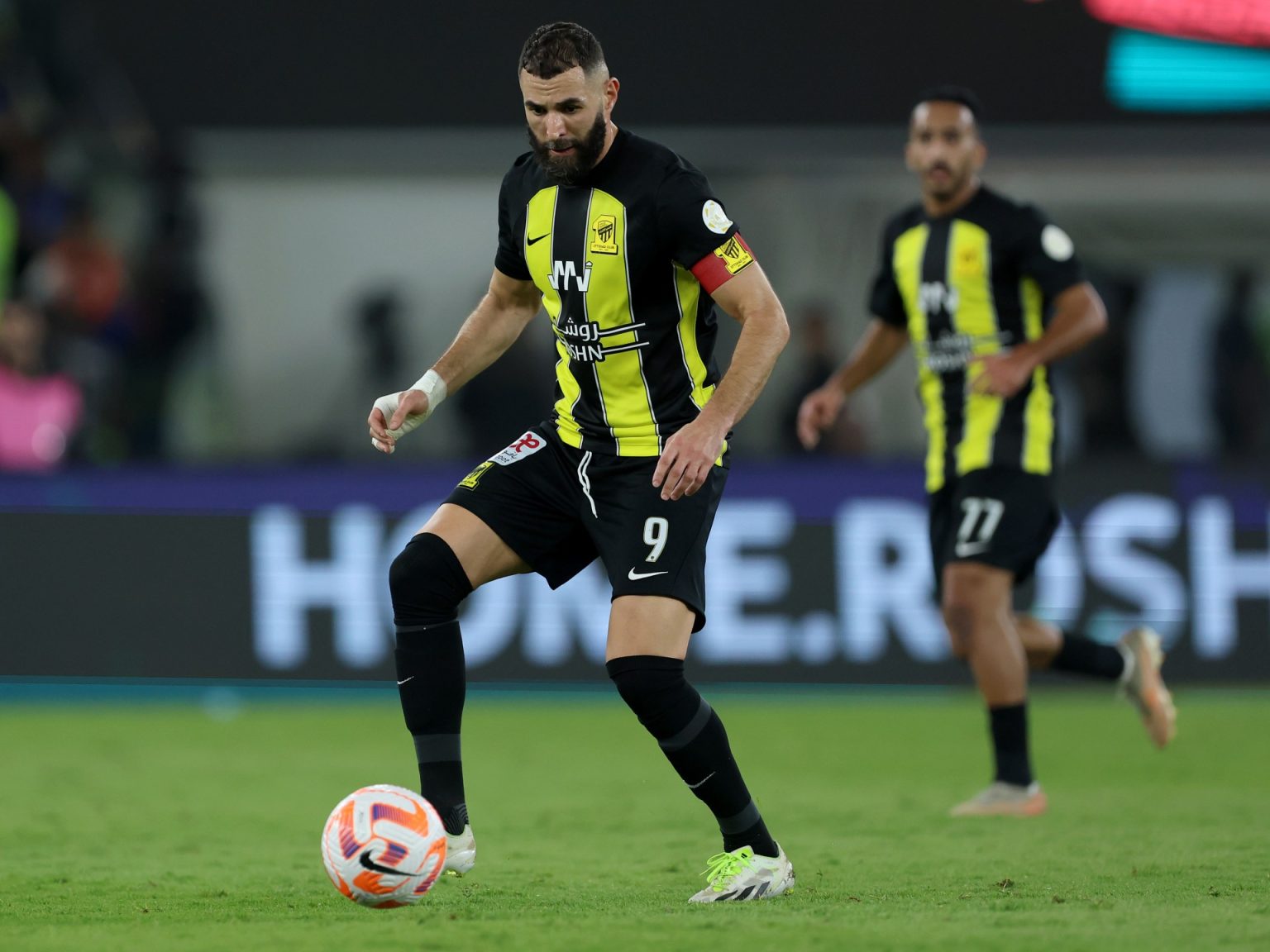 اتحاد جدة يستبعد بنزيمة من مواجهة نافباخور في دوري أبطال آسيا