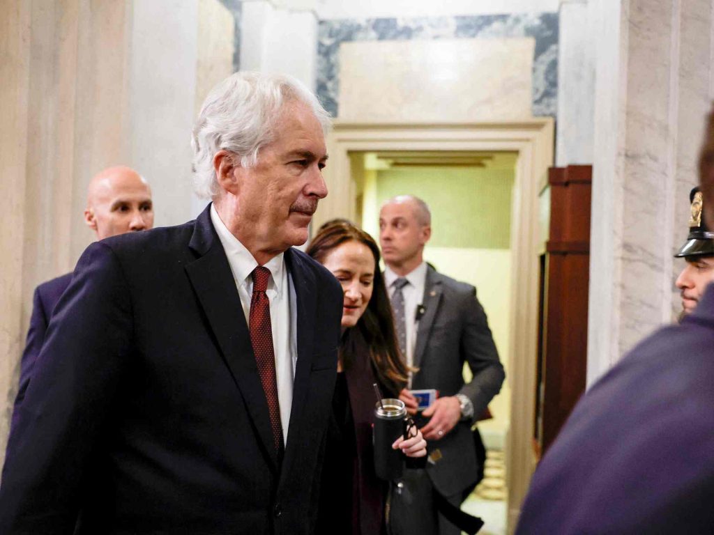 بيرنز يعود لباريس وإسرائيل تشير لتقدم محتمل في مفاوضات الأسرى