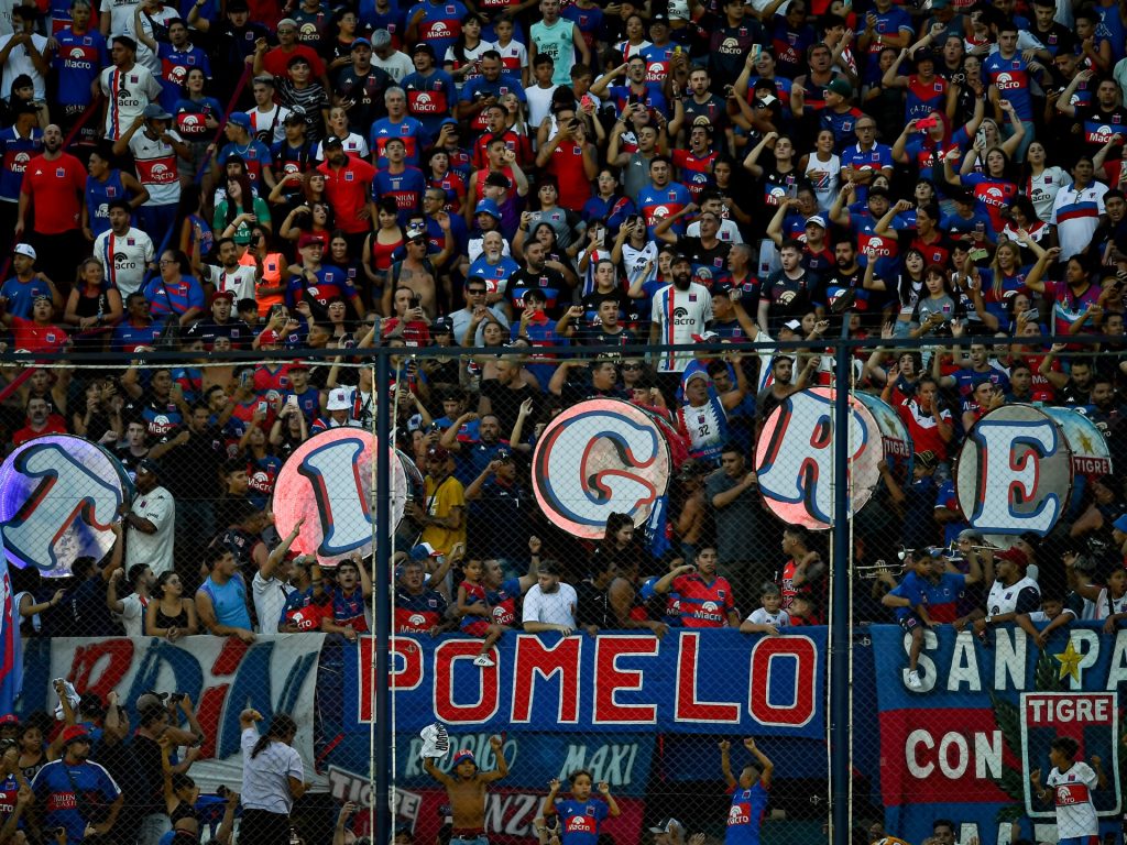 بالفيديو.. مشجع أرجنتيني يواجه عقوبة الحظر مدى الحياة بسبب “مقذوف”