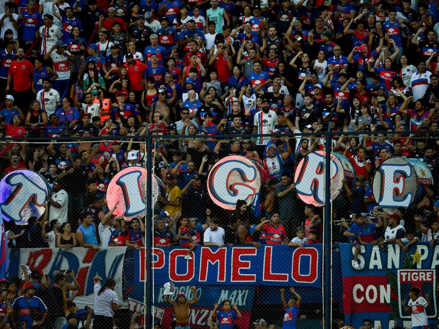 بالفيديو.. مشجع أرجنتيني يواجه عقوبة الحظر مدى الحياة بسبب “مقذوف”