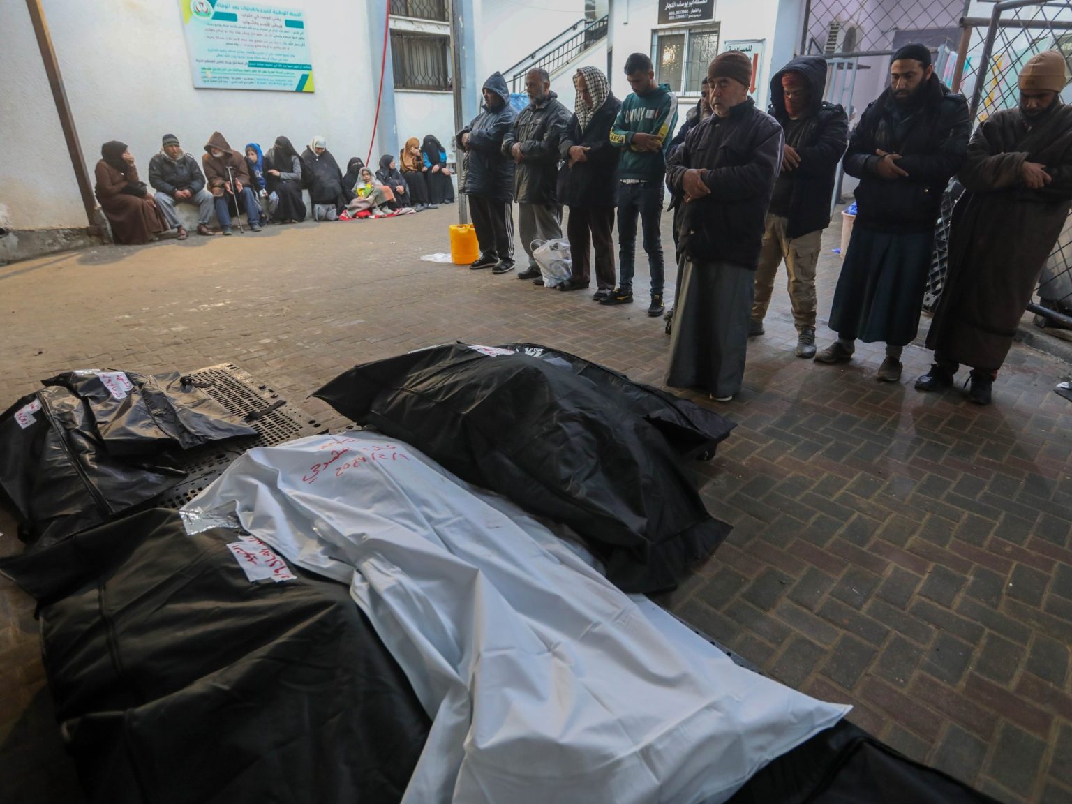 الاحتلال يستهدف المنازل المأهولة برفح ويرتكب 13 مجزرة