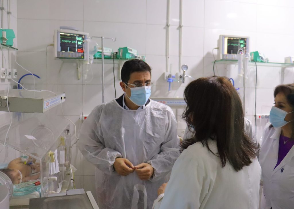 أجور هزيلة وعمل شاق يدفعان ممرضي سوريا للهجرة