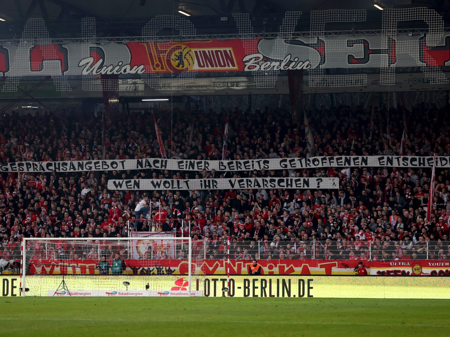 “لا تبيعونا للحمقى”.. غضب جماهيري واحتجاجات بالدوري الألماني