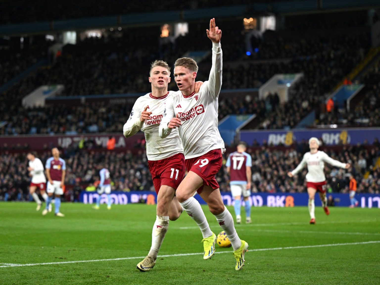 مانشستر يونايتد يهزم أستون فيلا وينعش آماله بالمشاركة في دوري الأبطال