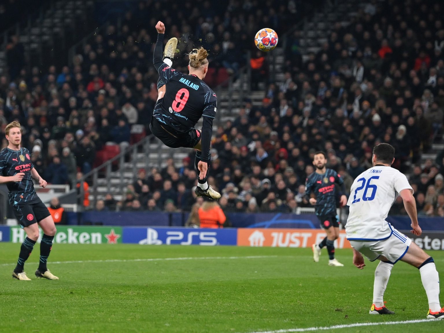 شاهد..كان قريبا من تكرار مقصية رونالدو.. هكذا حلق هالاند بمواجهة مانشستر سيتي وكوبنهاغن