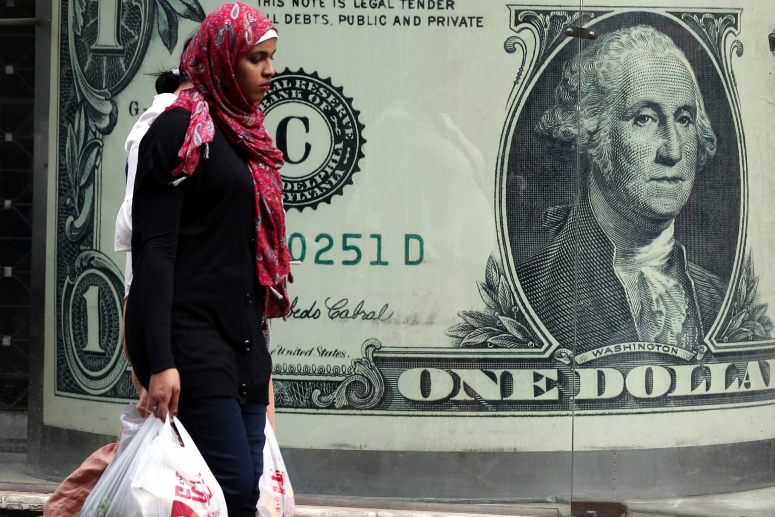 الجنيه المصري يصعد بالسوق الموازية.. هل يستمر في الارتفاع؟