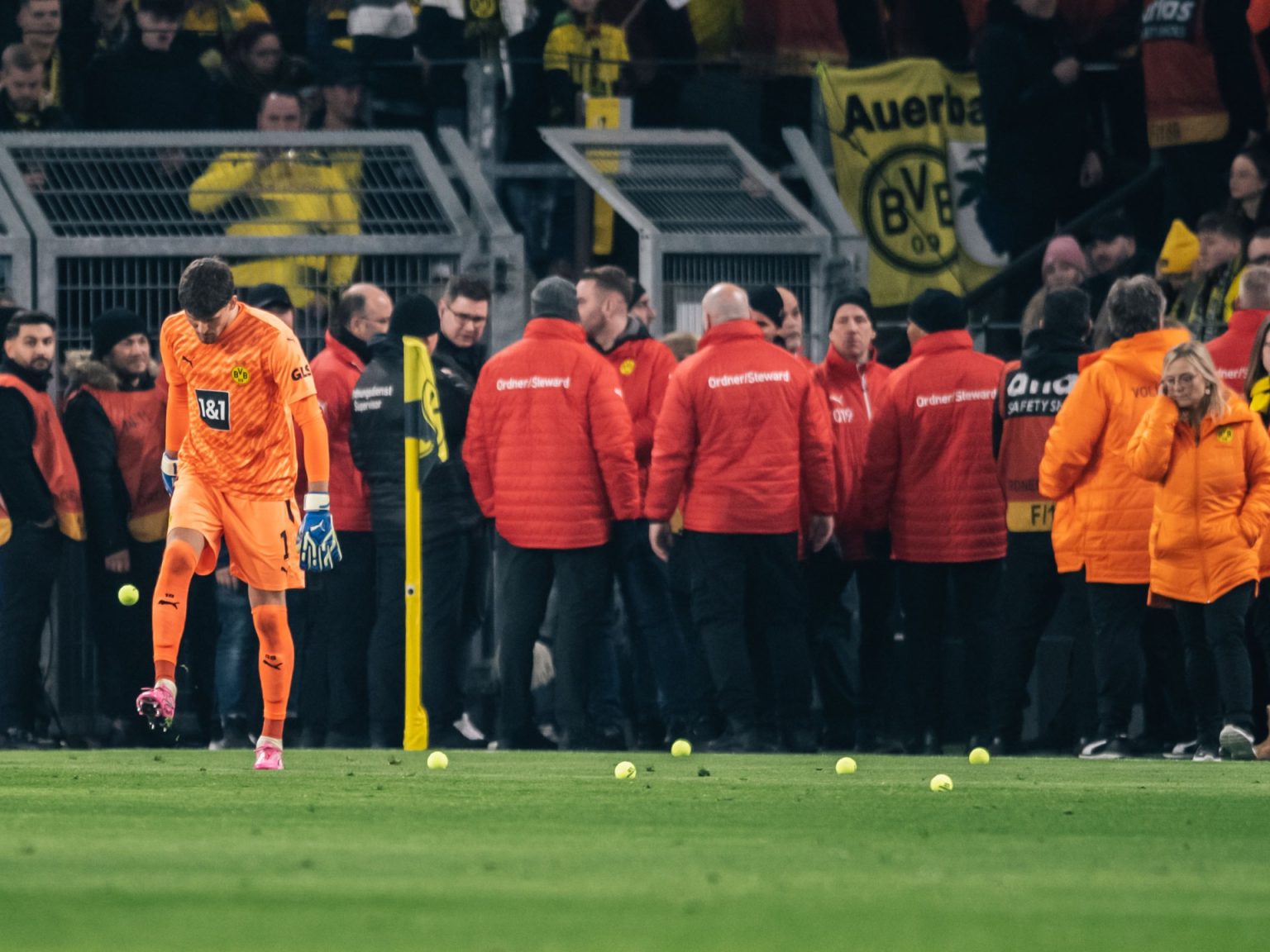 “لا تبيعونا للحمقى”.. الاحتجاجات الجماهيرية توقف خطة بمليار دولار في البوندسليغا