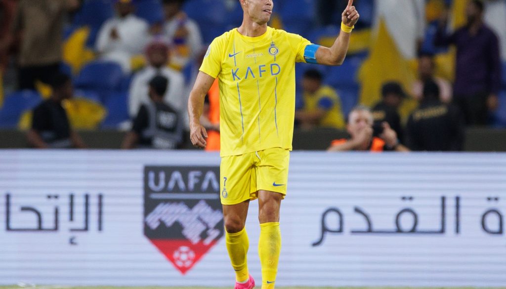 هتاف “ميسي” أثار غضبه.. إشارة رونالدو غير اللائقة تعرضه للتحقيق