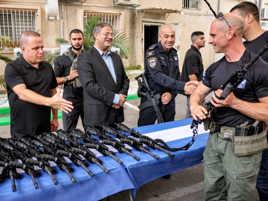 تقرير: أسلحة بن غفير وصلت إلى الفلسطينيين ونفذوا بها عمليات