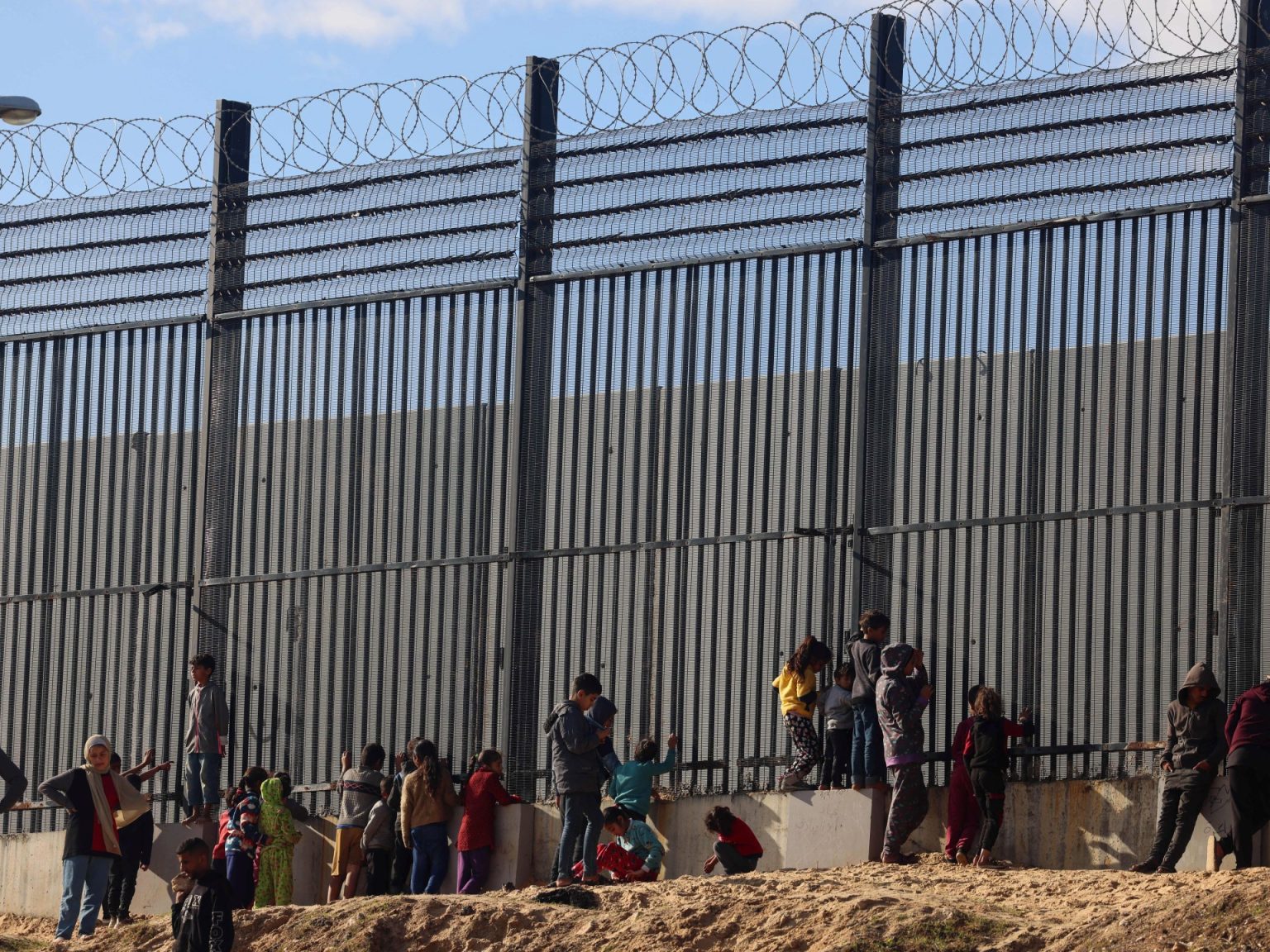 من الحسم إلى الطوفان.. هكذا قدمت غزة تجربتها في مقاومة الحصار