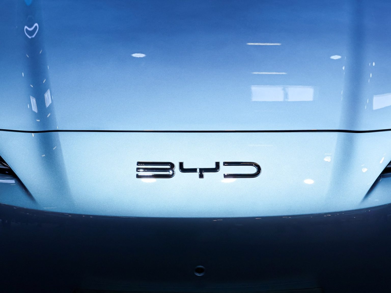 الصين تهيمن على مبيعات السيارات الكهربائية والهجينة بالعالم