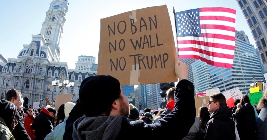 أكسيوس: هكذا ينوي ترامب ترحيل الملايين من الولايات المتحدة