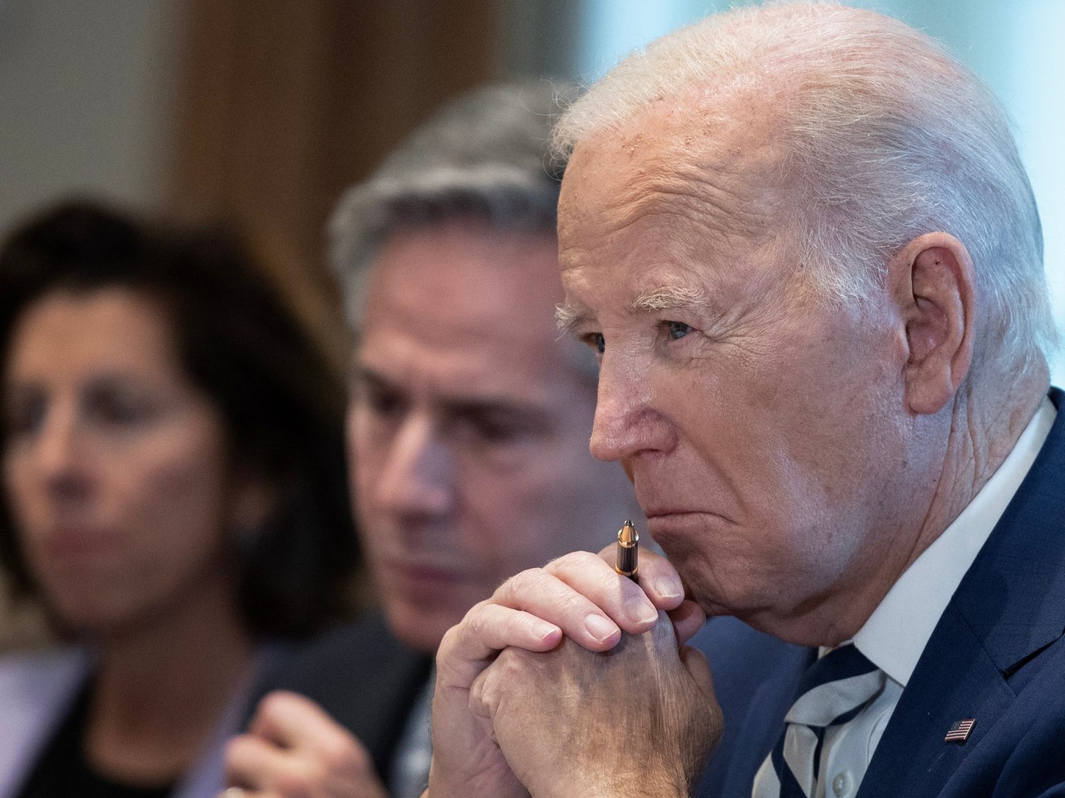 مسؤول بالكونغرس يحذر من “تهديد خطير” للأمن القومي ويطالب بايدن برفع السرية عنه