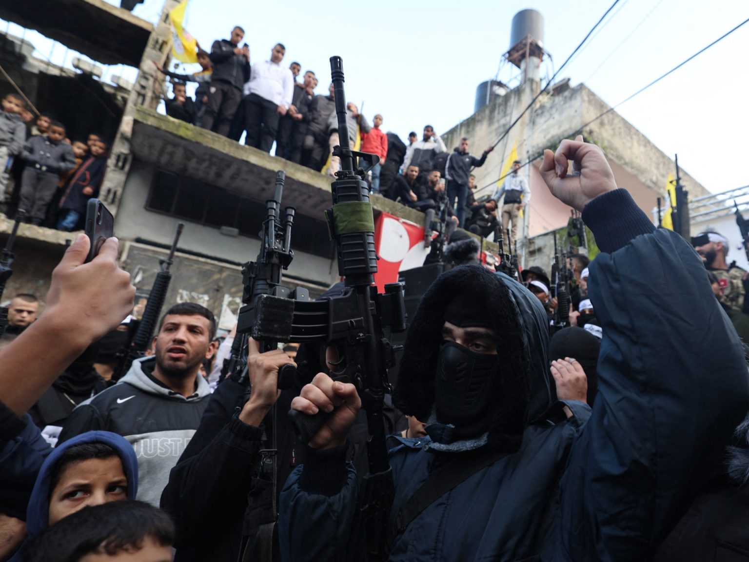 قوات الاحتلال تطلق النار على سيارة شرقي الخليل وتقتحم مخيم بلاطة